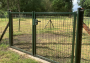 dubbele tuinpoort bij grasveld